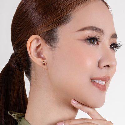 135E1813-03-9K-Gold-garnet-and-diamond-flower-stud-earrings