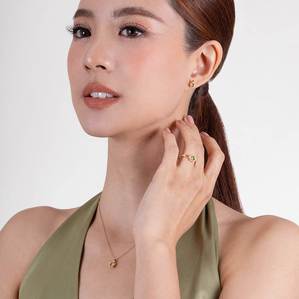 135E1813-02-9K-Gold-peridot-and-diamond-flower-stud-earrings