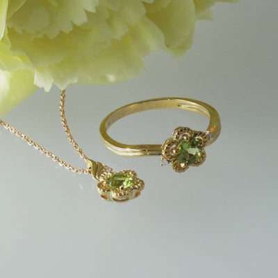 ต่างหูทองคำ 9K ประดับเพอริดอท (Peridot) และเพชร (Diamond) ดีไซน์ดอกไม้ทรงสตัด