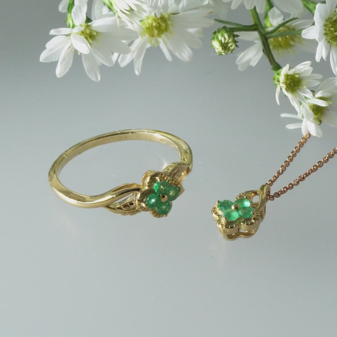 จี้ทองคำ 9K ประดับมรกต (Emerald) ดีไซน์เถาวัลย์ดอกไม้ (ไม่รวมสร้อย)