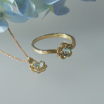 แหวนทองคำ 9K ประดับสกาย บลู โทแพซ (Sky Blue Topaz) และเพชร (Diamond) ดีไซน์ดอกไม้