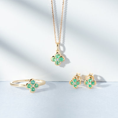 แหวนทองคำ 9K ประดับมรกต (Emerald) และเพชร (Diamond) ทรงดอกไม้ล้อมสไตล์คลาสสิก