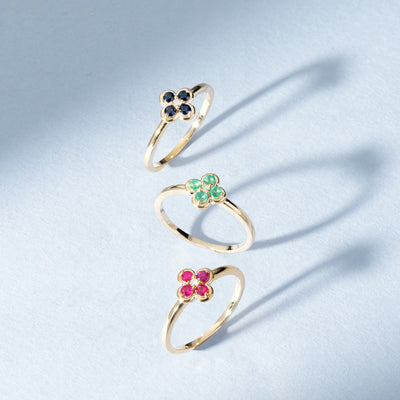 แหวนทองคำ 9K ประดับไพลิน (Blue Sapphire) และเพชร (Diamond) ทรงดอกไม้ล้อมสไตล์คลาสสิก